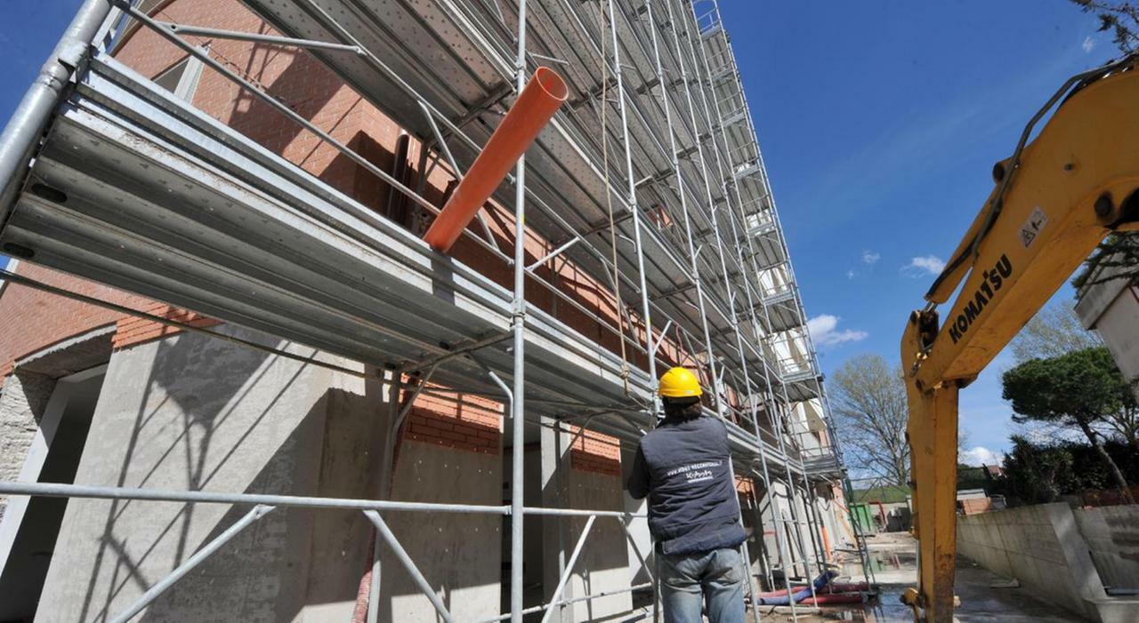 I rincari ora colpiscono le costruzioni: il costo del bitume è già salito del 40%